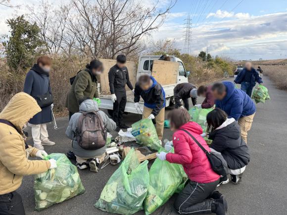 名古屋市中村区の願隆寺「いいごみ拾い」で拾ったゴミを分別している参加者