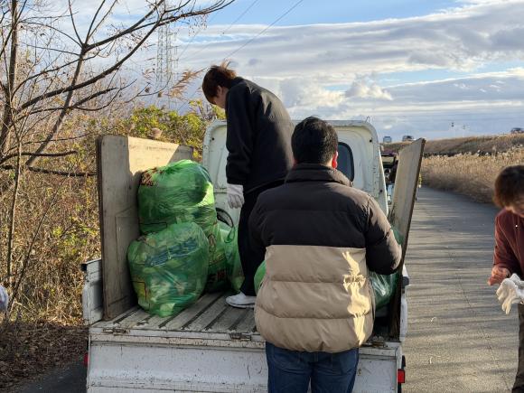名古屋市中村区の願隆寺「いいごみ拾い」で分別したゴミをトラックへ積み込む参加者